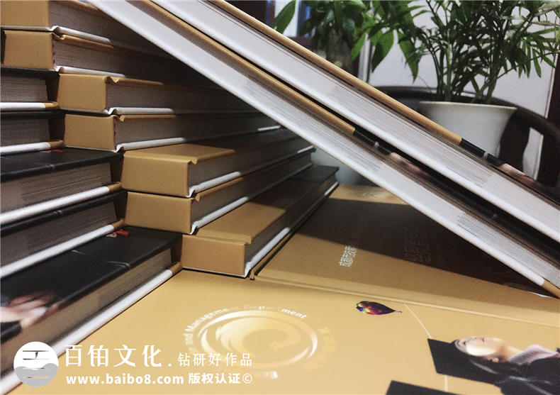 優(yōu)秀畢業(yè)生紀(jì)念冊(cè)-畢業(yè)典禮頒發(fā)給學(xué)生的留念冊(cè)