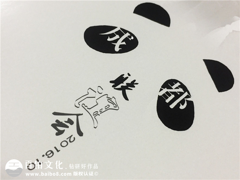 40年同學(xué)聚會紀(jì)念冊居然這么做,只有他們敢用這么大膽的色彩!