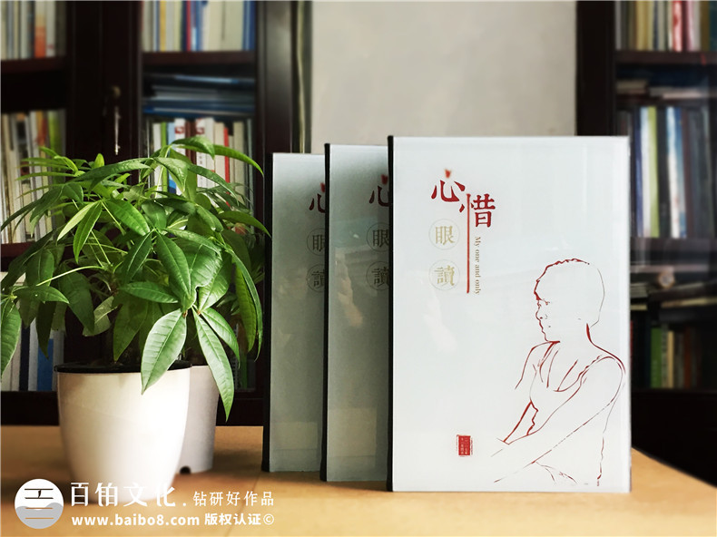 想做一本高檔相冊,是水晶相冊好,還是皮面相冊好